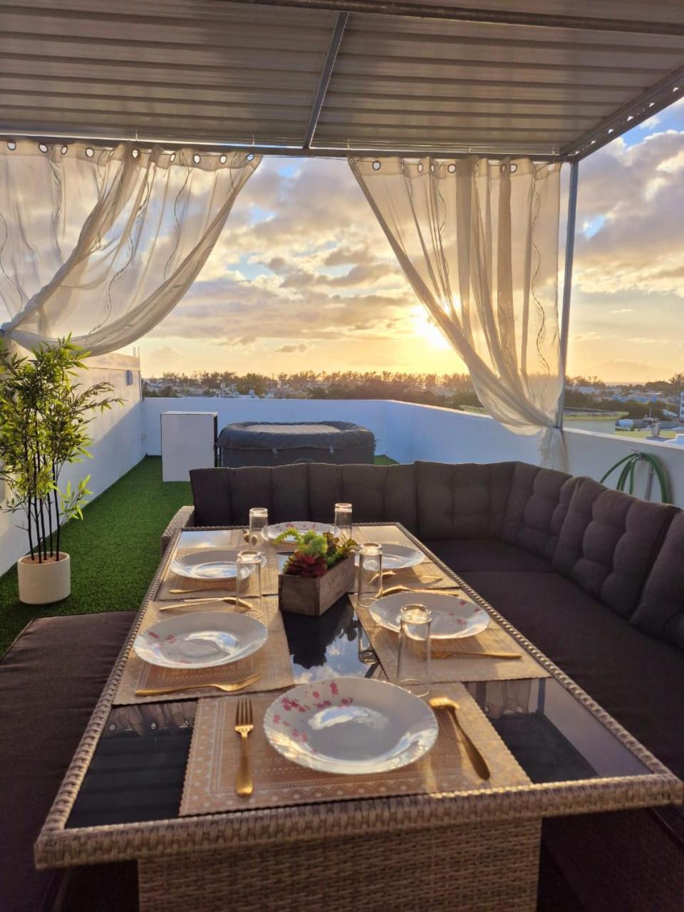 Skyview Apartment- Rooftop Penthouse With Sunset & Sea Views Flic en Flac Ngoại thất bức ảnh